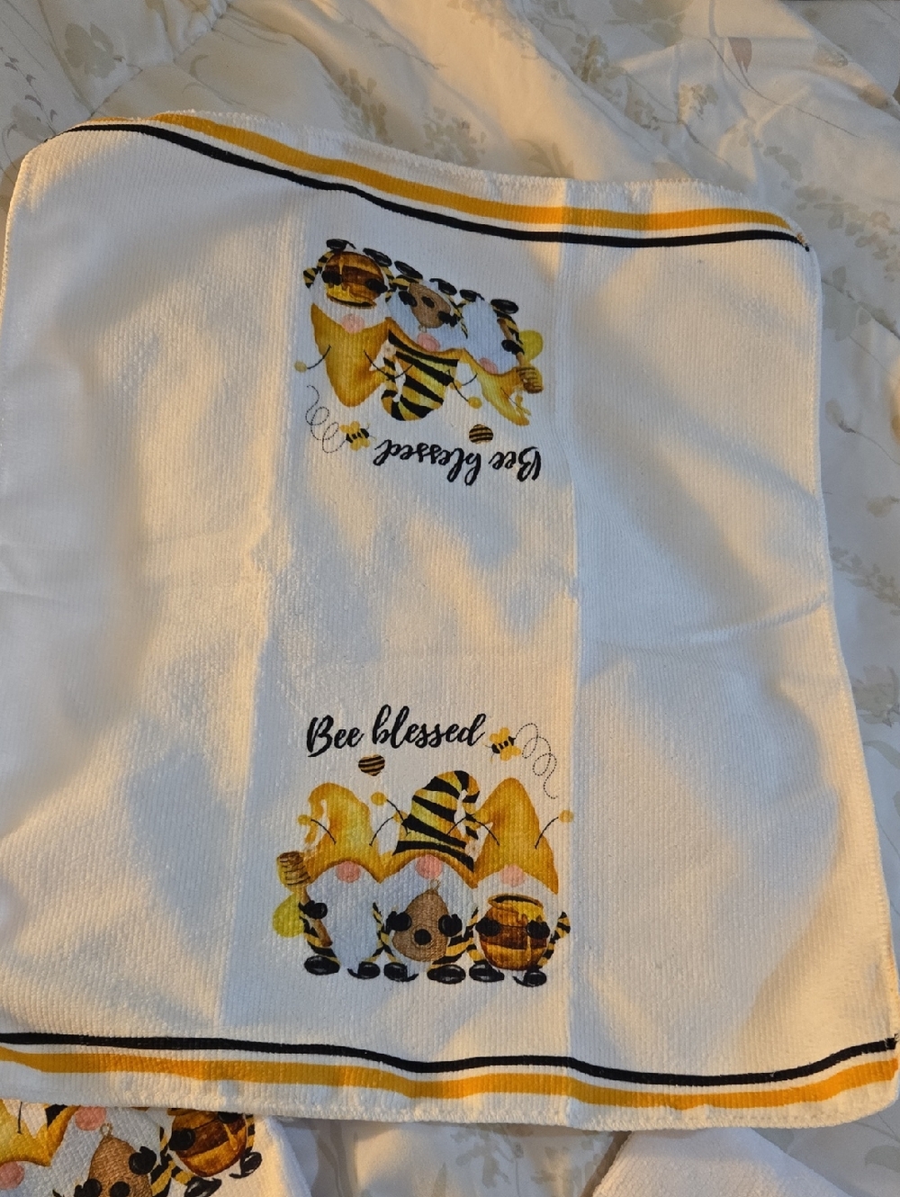 Set Of 2 White  Hand Towels With Nomes, Hearts And Bees